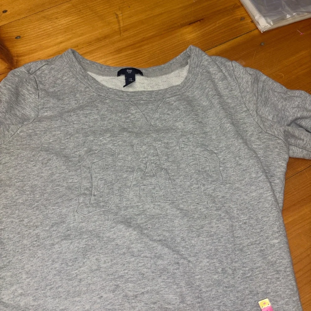 GAP Gray Crewneck Sweatshirt Size Medium